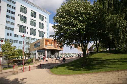 Image showing front of Richmond Building and University grounds